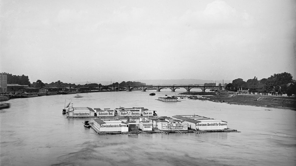 Dresdner Badeanstalten um 1900 | Bildquelle: dpa/Deutsche Fotothek images/swim/info_dresdner-badeanstalten-um-1900.jpg